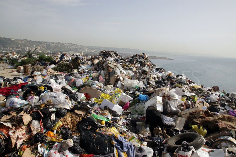 1337895868-saida-landfill-on-the-mediterranean-shore-continues-to-poison-water_1234981